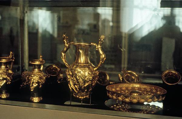 Frankreich. Museum. Verschlossene Vitrine mit Reproduzierten Vasen