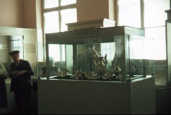 Frankreich. Museum. Verschlossene Vitrine mit Reproduzierten Vasen