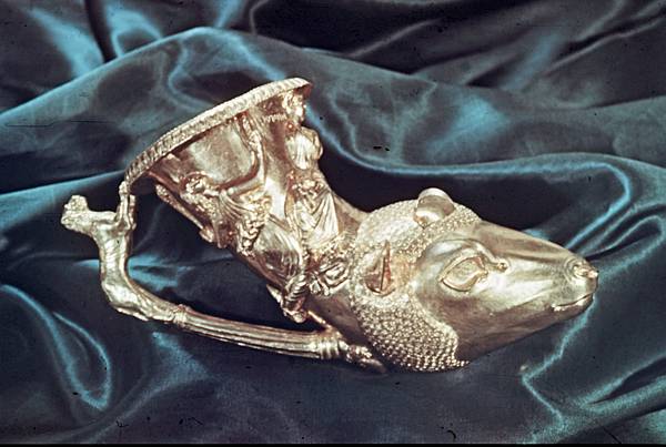 Frankreich. Museum. Goldenes Trinkgefäss