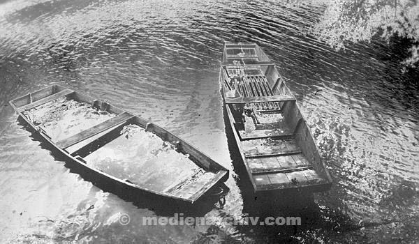 Holzboote im Wasser. Kahn. Kähne