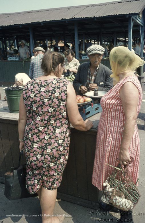 1970. Sowjetunion. Russland.  Charkow. Gemüsemarkt