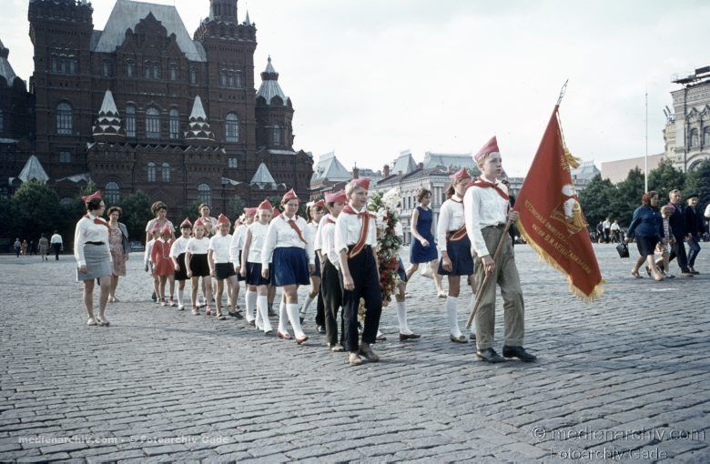 1970. Sowjetunion. Russische Föderation. Russland. Moskau. Marschierende Kinder. Jugendliche